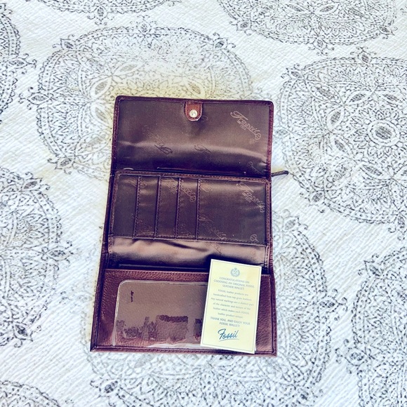 Fossil Brown Pebbled Leather Tri-Fold Wallet - Picture 4 of 7